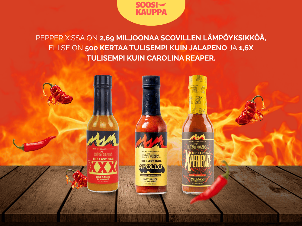 Kolme The Last Dab -kastikepulloa puisella alustalla, punainen tausta, kuvituksena liekkejä ja chilejä. Kuvan teksti vertaa Pepper X:n tulisuutta muihin chileihin.