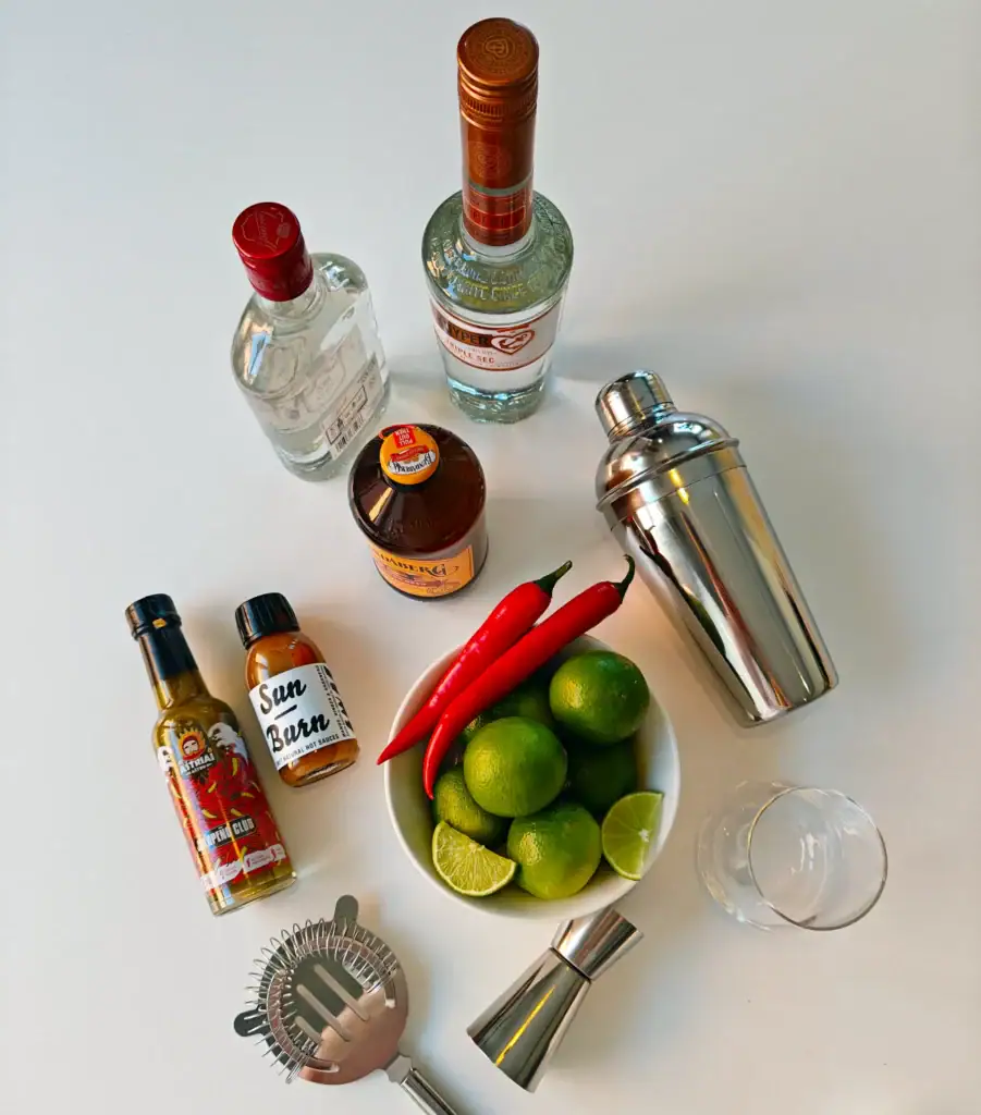 Moscow Mule -drinkin ainekset ja välineet, kuten vodka, lime, chilikastikkeita ja cocktail-shaker.