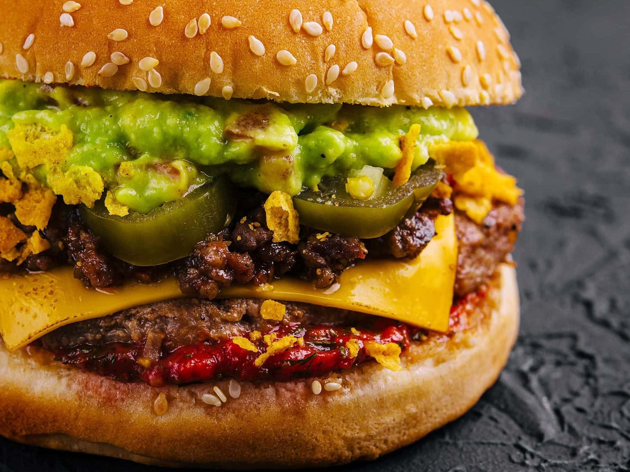 Tulinen burger, jossa välissä pihvi, juusto, chilikastike ja jalapeno. 